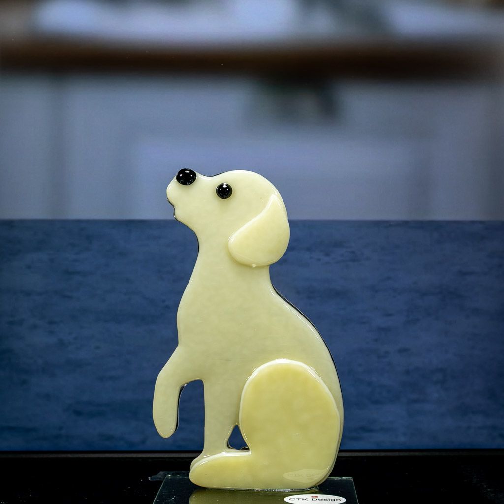 Glasfigur, hund, labrador, hvalp, lys, ser mod venstre, på glasfod
