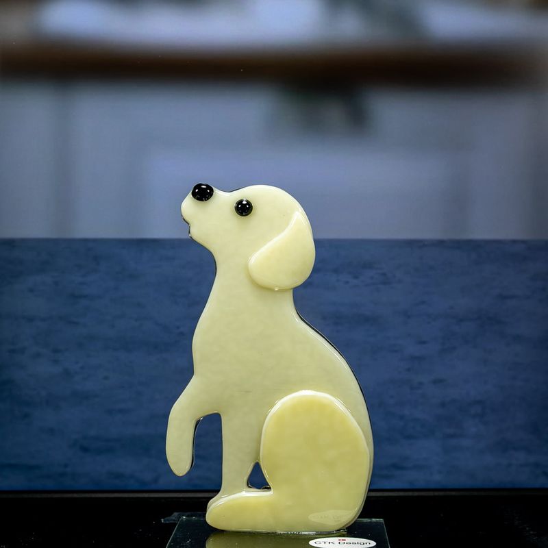 Glasfigur, hund, labrador, hvalp, lys, ser mod venstre, på glasfod