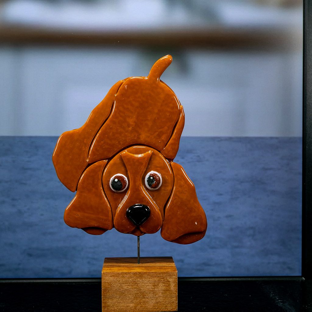Glasfigur, hund, cocker spaniel, brun, hoved mod højre, med træfod