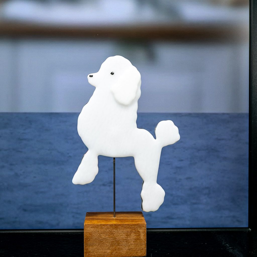 Glasfigur, hund, puddel, hvid, går mod venstre, med træfod