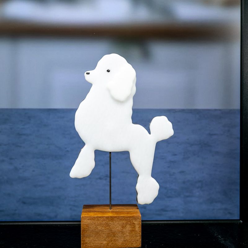 Glasfigur, hund, puddel, hvid, går mod venstre, med træfod