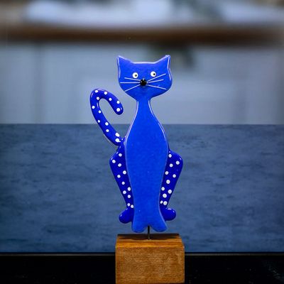 Glasfigur, kat, rød, cobolt blå, mørk cobolt blå bagben og hale til venstre, små hvide pletter på bagben og hale, på træfod