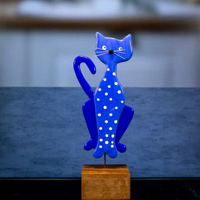 Glasfigur, kat, rød, cobolt blå, mørk cobolt blå bagben og hale til venstre, store hvide pletter på krop, på træfod