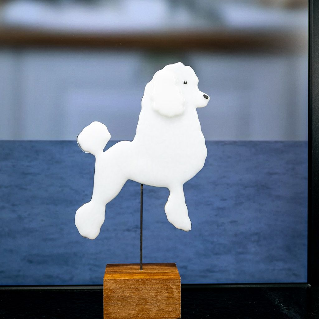 Glasfigur, hund, puddel, hvid, går mod højre, med træfod