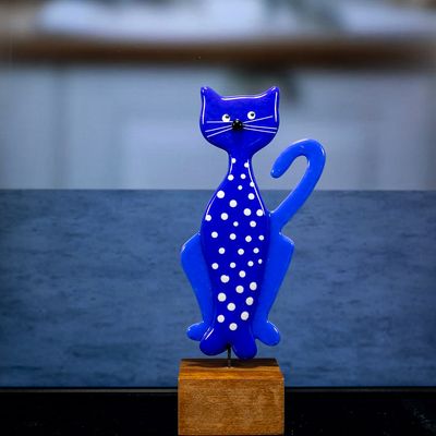 Glasfigur, kat, rød, mørk cobolt blå, cobolt blå bagben og hale til højre, store hvide pletter på krop, på træfod