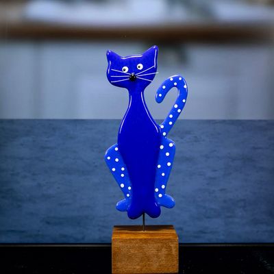 Glasfigur, kat, rød, mørk cobolt blå, cobolt blå bagben og hale til højre, små hvide pletter på bagben og hale, på træfod