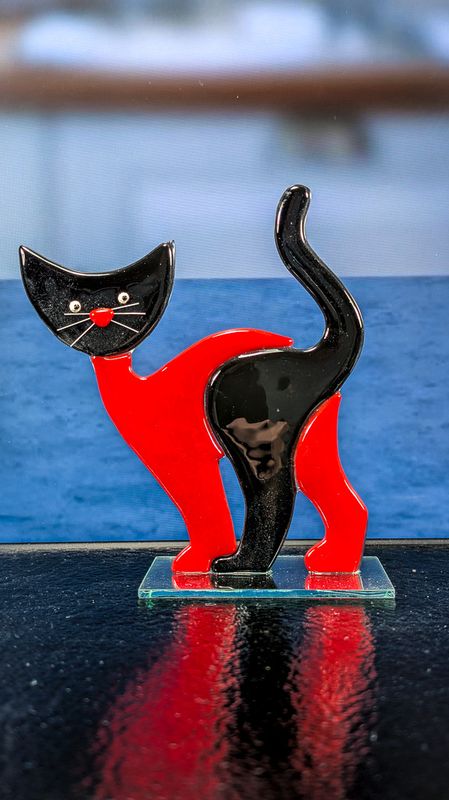 Glasfigur Kat, sort rød med sort hoved, på glasfod