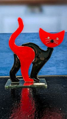 Glasfigur Kat, sort rød med rødt hoved, på glasfod