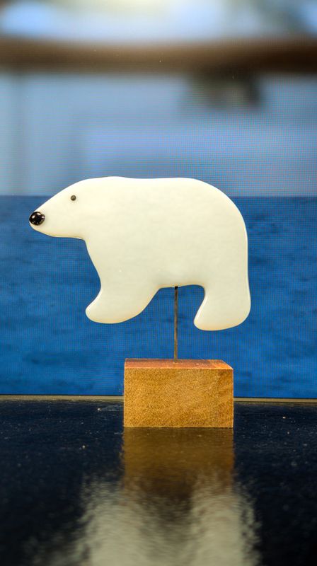 Glasfigur Isbjørn, gående mod vest, på træfod