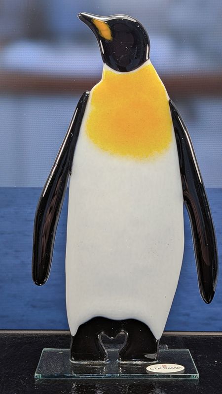 Glasfigur, Pingvin ser mod venstre på glasfod 02