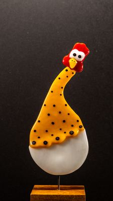 Glasfigur, Høne, tegneserie look,græskar gul, hvid, rød, hoved til højre, på træfod