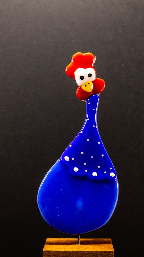 Glasfigur, Høne, tegneserie look, blå, rød, på træfod