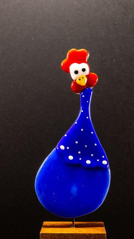 Glasfigur, Høne, tegneserie look, blå, rød, på træfod