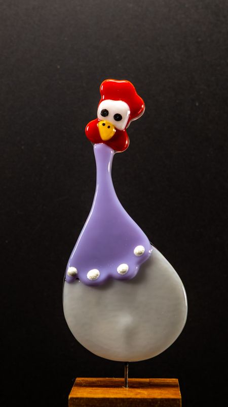 Glasfigur, Høne, tegneserie look, violet, hvid, rød, på træfod