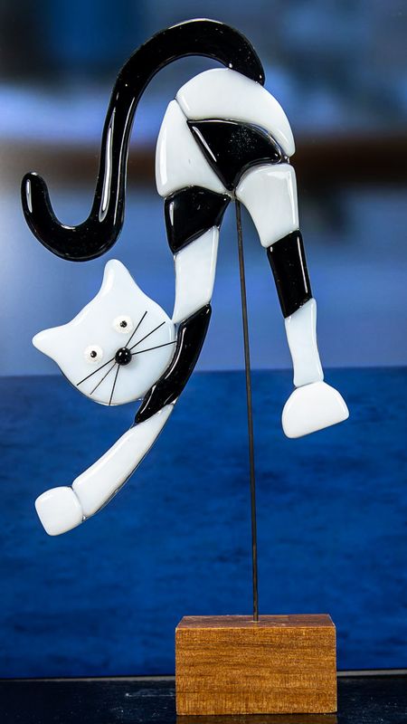 Glasfigur, kat, sort og hvid, vender mod venstre, på træfod