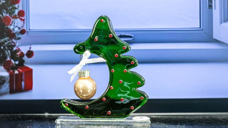 Glasfigur, Juletræ med kobber farvet kugle og hvid sløjfe, vender mod venstre, på glasfod