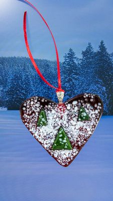 Glasfigur, juletræspynt, rødt hjerte i transparent glas, med snelandskab, til ophæng Glasfigur, juletræspynt, rødt hjerte i transparent glas, med snelandskab, til ophæng