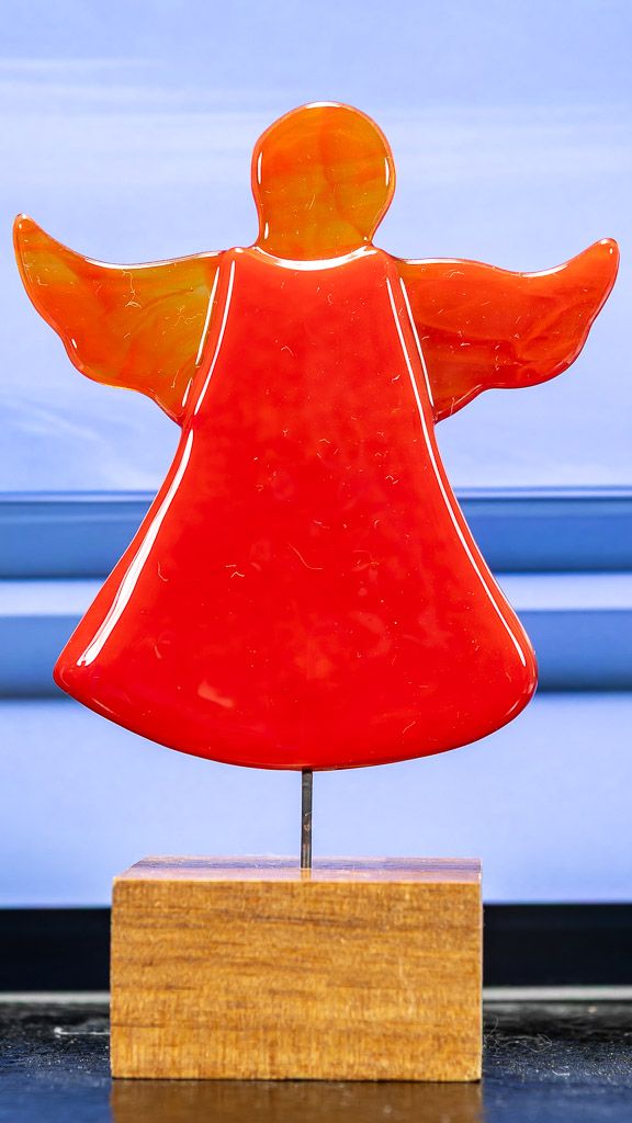 Glasfigur, engel, rød, på træfod