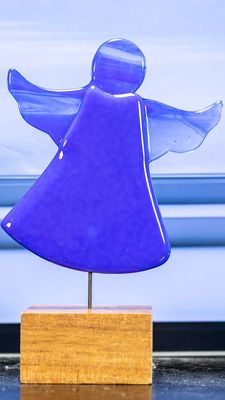 Glasfigur, engel, blå, på træfod Glasfigur, engel, blå, på træfod