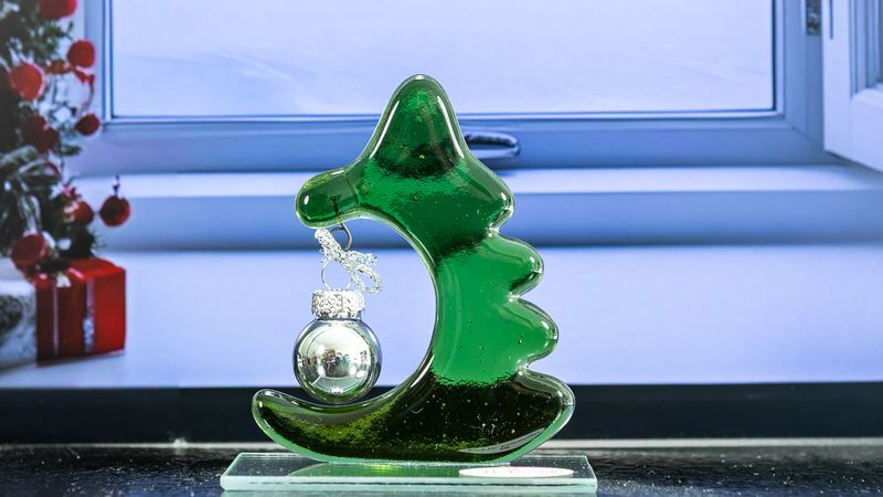 Glasfigur, Juletræ med sølv farvet kugle og sølv sløjfe, vender mod venstre, på glasfod