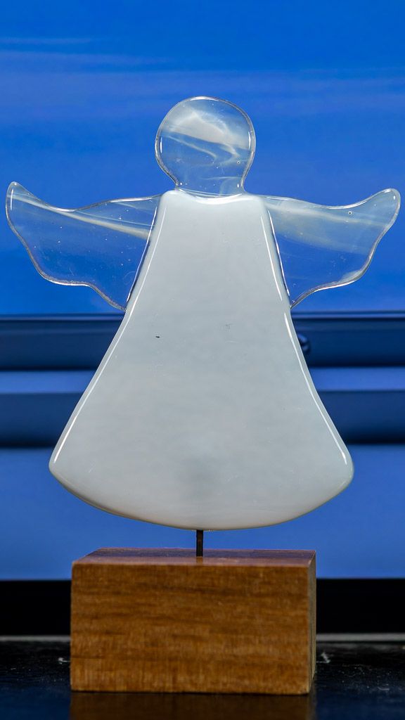 Glasfigur, engel, hvid, på træfod