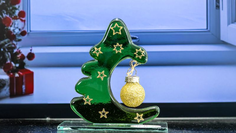 Glasfigur, Juletræ med guld glimmer farvet kugle og guld sløjfe, vender mod højre, på glasfod