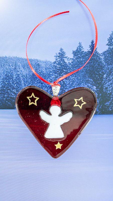 Glasfigur, juletræspynt, rødt hjerte i transparent glas, med engel, til ophæng