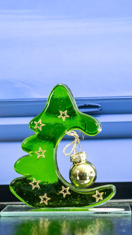 Glasfigur, Juletræ med guld farvet kugle og guld sløjfe, vender mod højre, på glasfod