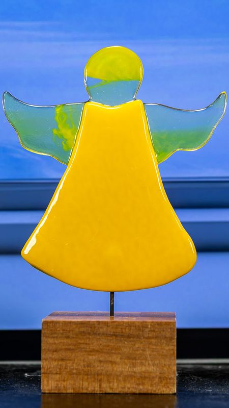 Glasfigur, engel, gul, på træfod
