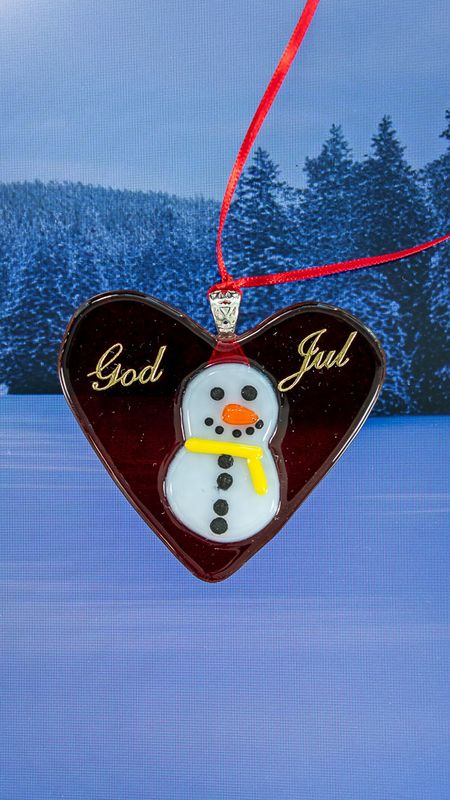 Glasfigur, juletræspynt, rødt hjerte i transparent glas, med snemand med gult halstørklæde, til ophæng