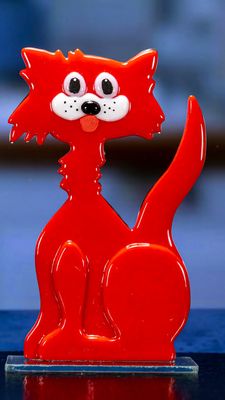 Glasfigur, kat, rød, tegneserie look, på glasfod Glasfigur, kat, rød, tegneserie look, på glasfod