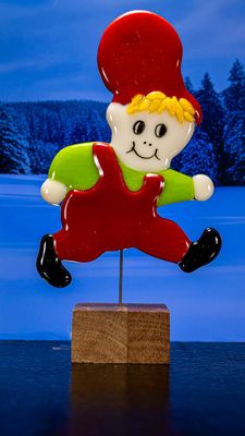 Glasfigur Nissedreng med grøn bluse, løber mod højre, på træfod Glasfigur Nissedreng med grøn bluse, løber mod højre, på træfod