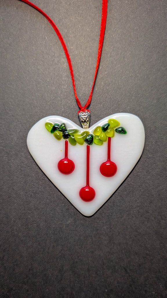 Glasfigur, juletræspynt, Julekugler – Hjerte med grøn mistelten Glasfigur, juletræspynt, Julekugler – Hjerte med grøn mistelten