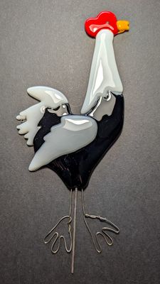 Glasfigur, “Stolt Høne” – håndlavet glaskunst (ca. 24 x 9 cm) Glasfigur, “Stolt Høne” – håndlavet glaskunst (ca. 24 x 9 cm)