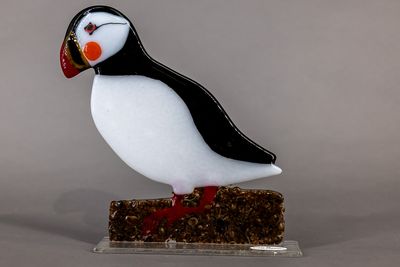 Glasfigur, lunde, søpapegøje på glasfod, kigger mod venstre Glasfigur, lunde, søpapegøje på glasfod, kigger mod venstre