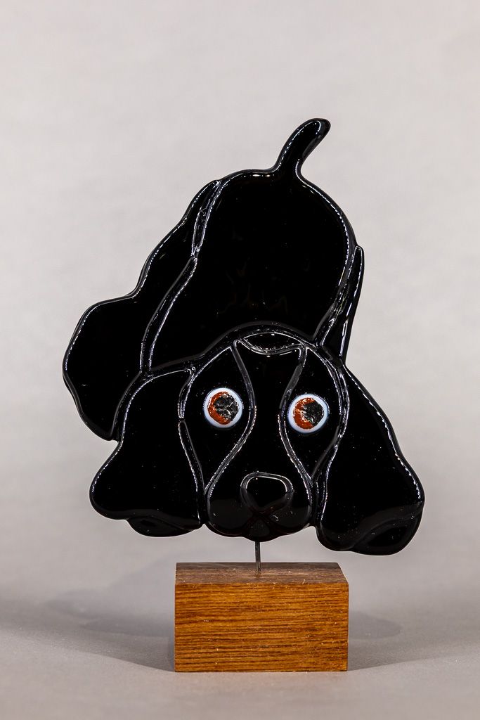 Glasfigur, Hund, sort Cocker, på træfod, hale mod højre Glasfigur, Hund, sort Cocker, på træfod, hale mod højre
