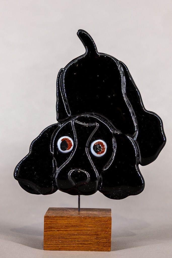 Glasfigur, Hund, sort Cocker, på træfod, hale mod venstre Glasfigur, Hund, sort Cocker, på træfod, hale mod venstre