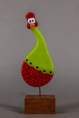 Glasfigur, Høne, tegneserie look, grøn, rød, på træfod Glasfigur, Høne, tegneserie look, grøn, rød, på træfod