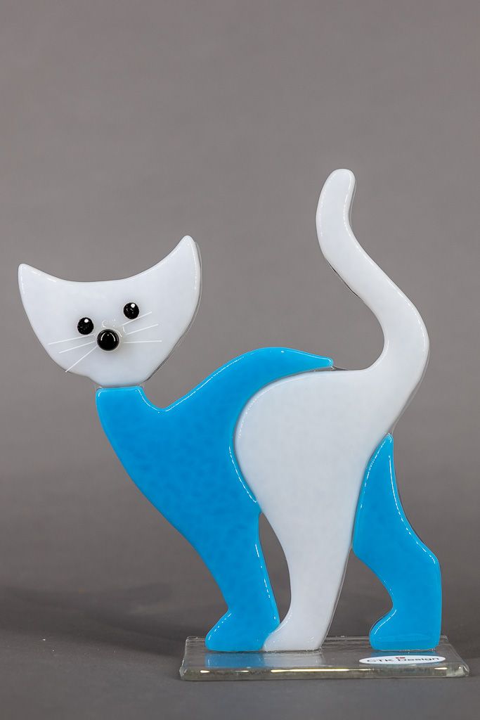 Glasfigur, kat, turkis, hvid,går mod venstre, på glasfod Glasfigur, kat, turkis, hvid,går mod venstre, på glasfod