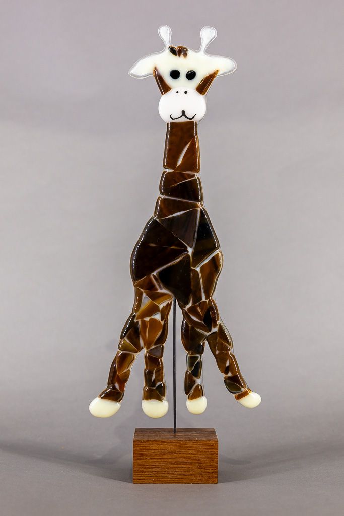 Glasfigur, brun giraf, på træfod Glasfigur, brun giraf, på træfod