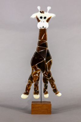 Glasfigur, brun giraf, på træfod Glasfigur, brun giraf, på træfod