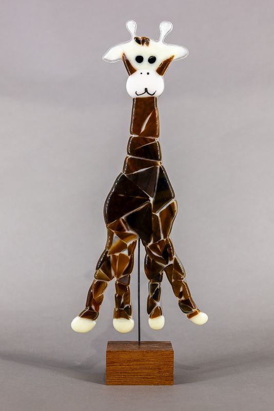 Glasfigur, brun giraf, på træfod Glasfigur, brun giraf, på træfod
