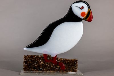 Glasfigur, lunde, søpapegøje på glasfod, kigger mod højre Glasfigur, lunde, søpapegøje på glasfod, kigger mod højre