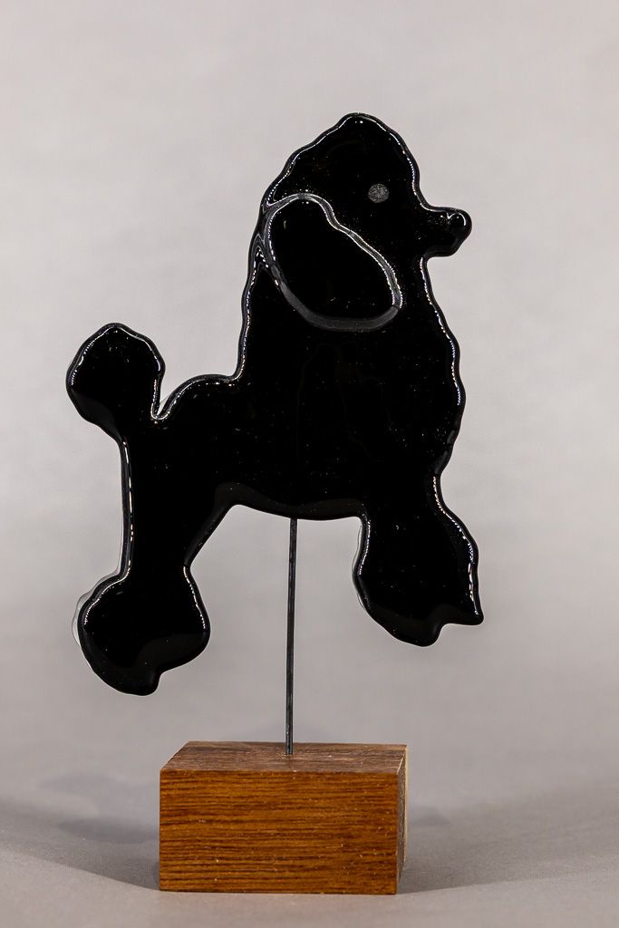 Glasfigur, Hund, Sort puddel, kigger mod højre, på træfod Glasfigur, Hund, Sort puddel, kigger mod højre, på træfod