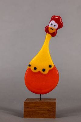 Glasfigur, Høne, tegneserie look, gul, orange, på træfod Glasfigur, Høne, tegneserie look, gul, orange, på træfod