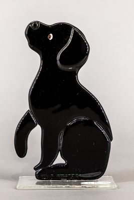 Glasfigur, sort labrador, på glasfod, kigger mod venstre