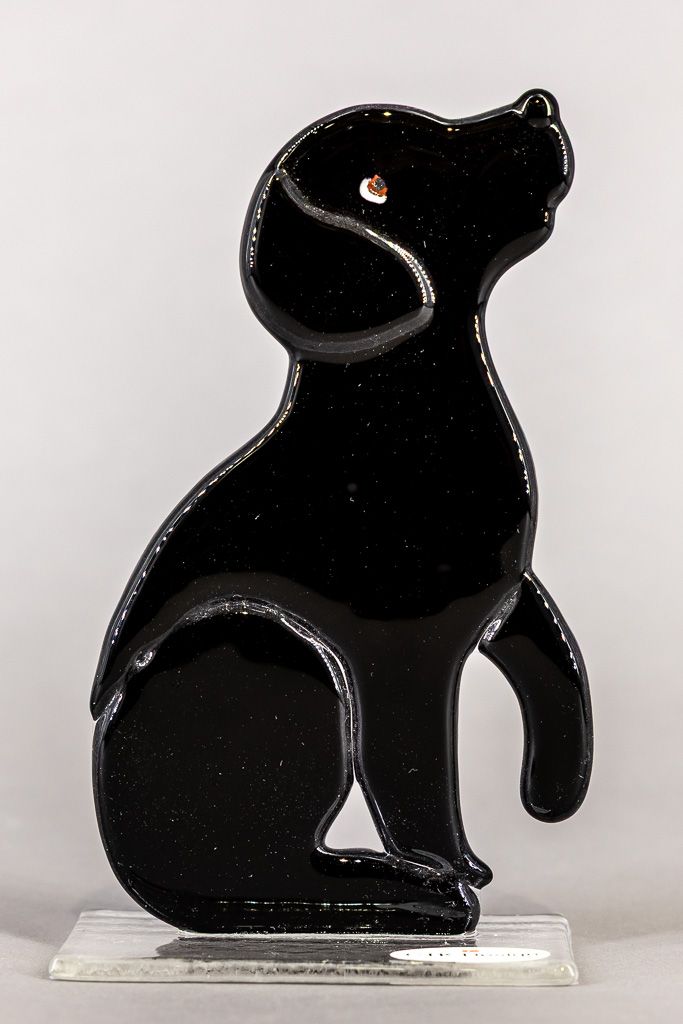 Glasfigur, sort labrador, på glasfod, kigger mod højre