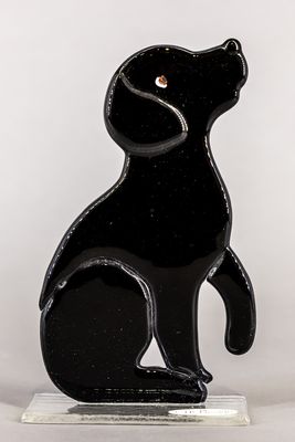 Glasfigur, sort labrador, på glasfod, kigger mod højre