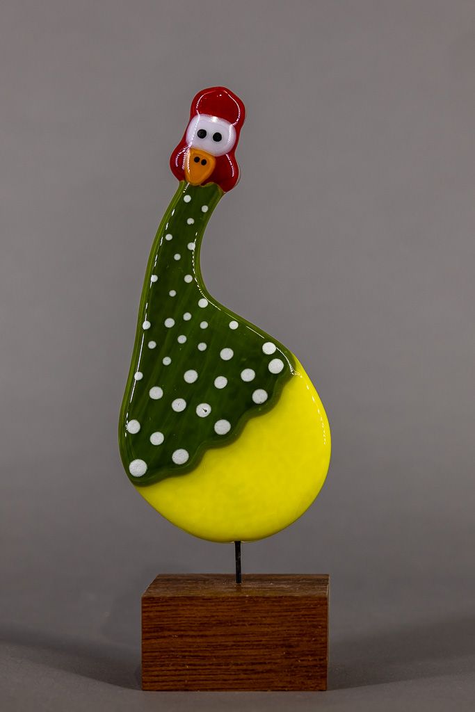 Glasfigur, Høne, tegneserie look, grøn, gul, på træfod Glasfigur, Høne, tegneserie look, grøn, gul, på træfod