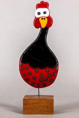 Glasfigur, Høne, tegneserie look, sort, rød, på træfod Glasfigur, Høne, tegneserie look, sort, rød, på træfod